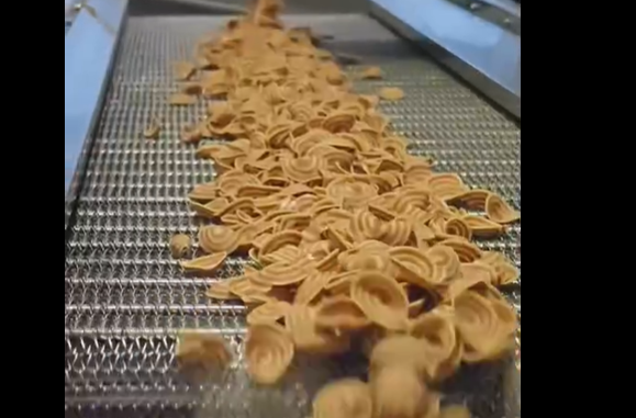 和面、切片、油炸…几步做出香酥猫耳朵呢